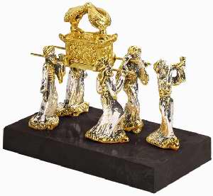 Statue: Ark Of The Covenant W/Priests Gold/Silver Small - Holy Land Gifts